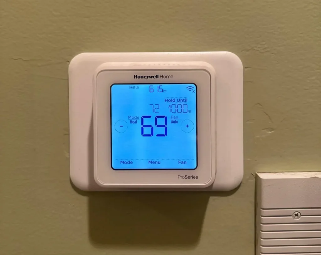 Smart programmable thermostat set for summer cooling efficiency